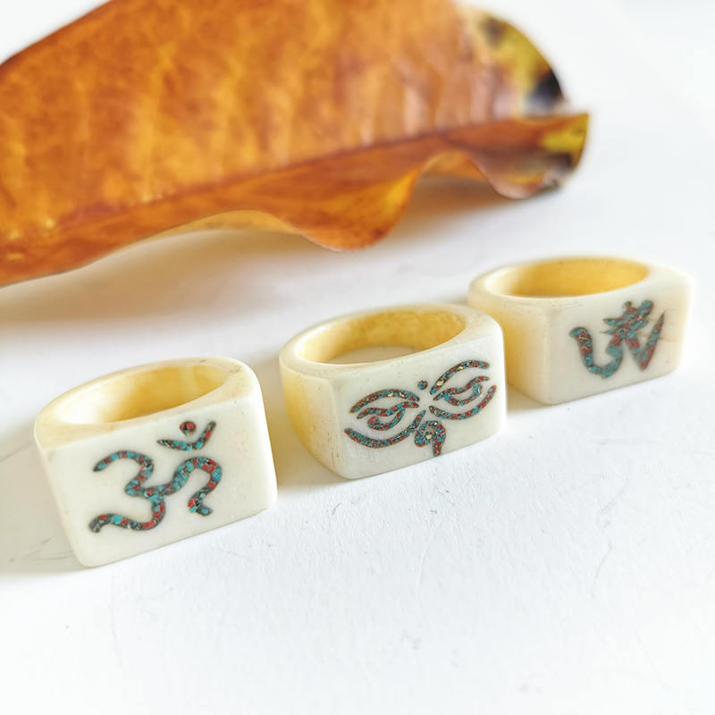 Ethnic Fashion Com - Tibetischer Amulett-Symbole-Ring für Männer, Ochsenknochen, geschnitzt,