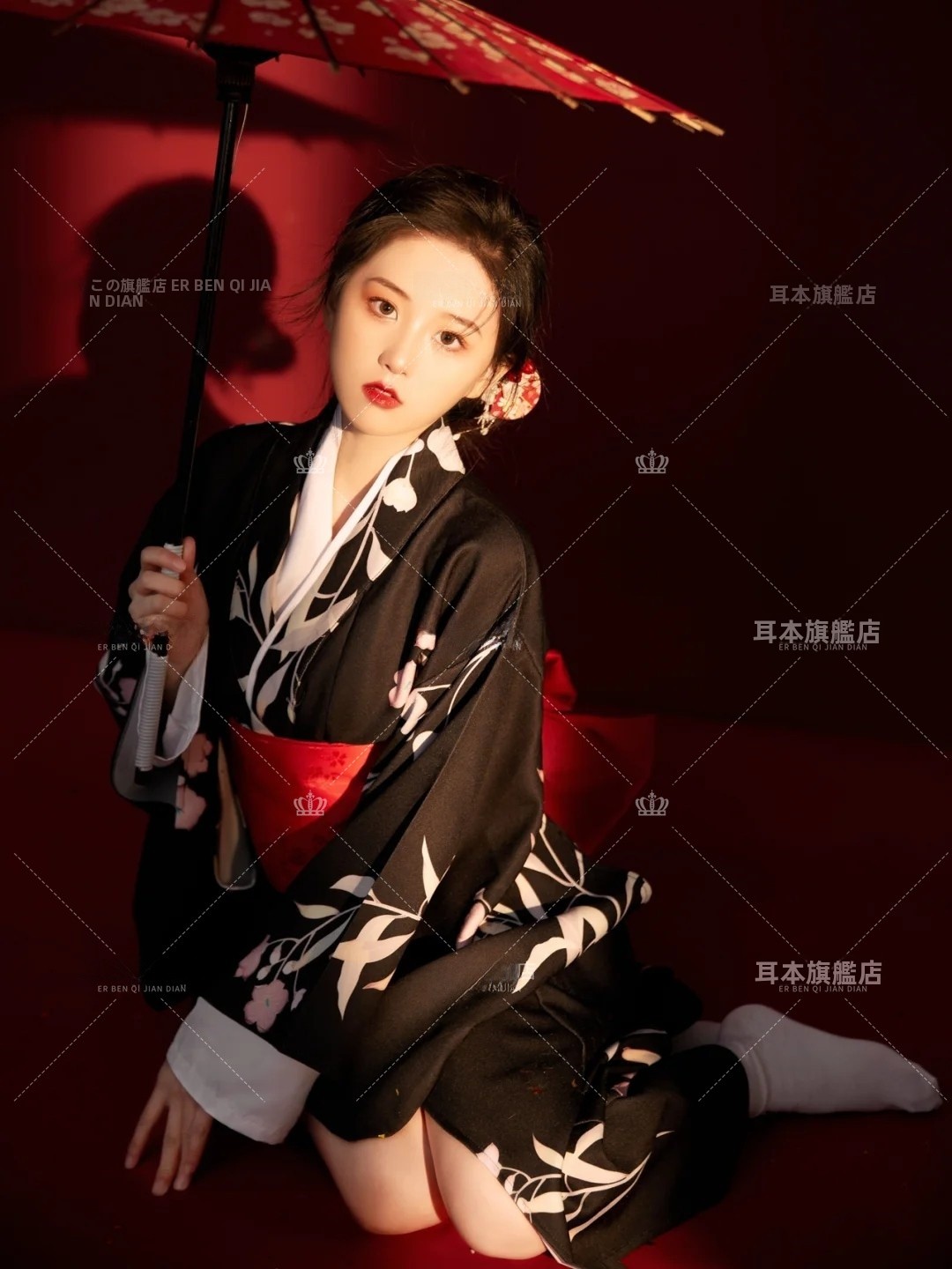 Schwarzer traditioneller Kimon – Ethnic Fashion Photography Bewertung und Preis
