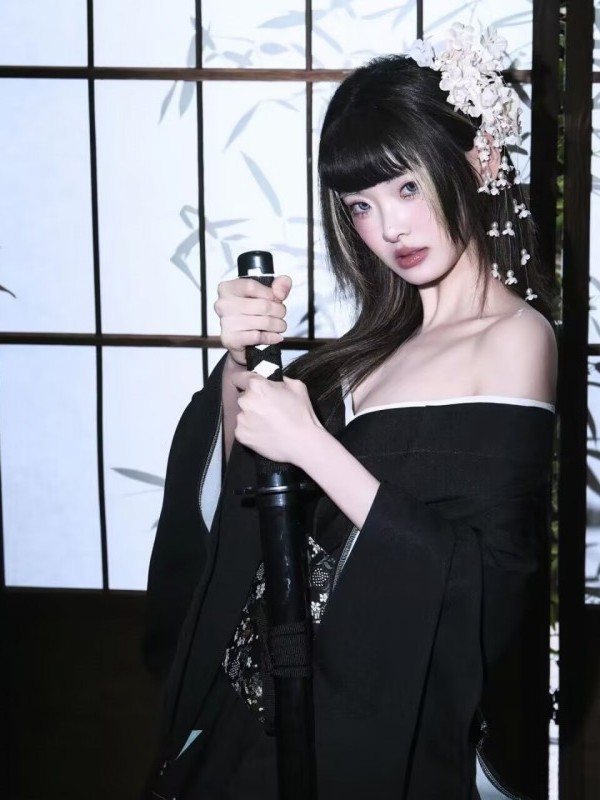 Traditioneller Japanischer Kim – Ethnic Fashion Shoot Bewertung und Preis