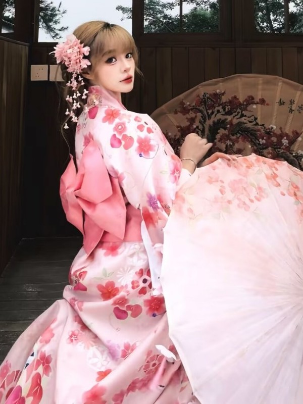 Traditioneller japanischer Kim – Ethnic Fashion Photography Bewertung und Preis